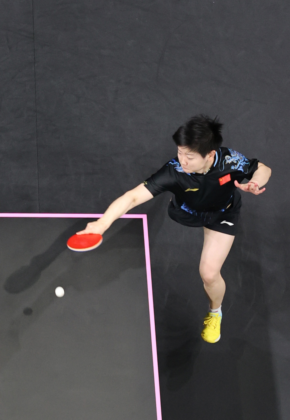 形成鲜明对 形成鲜明对