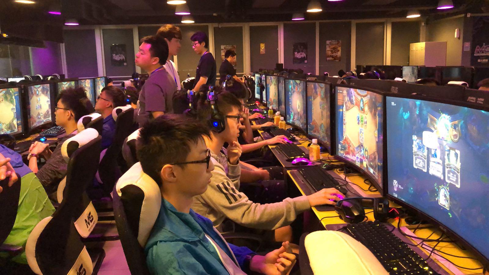 更强调对自 更强调对自